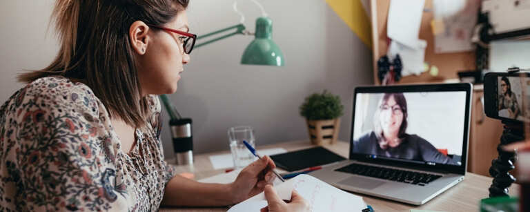 A nutritionist meeting with a client through virtual conference