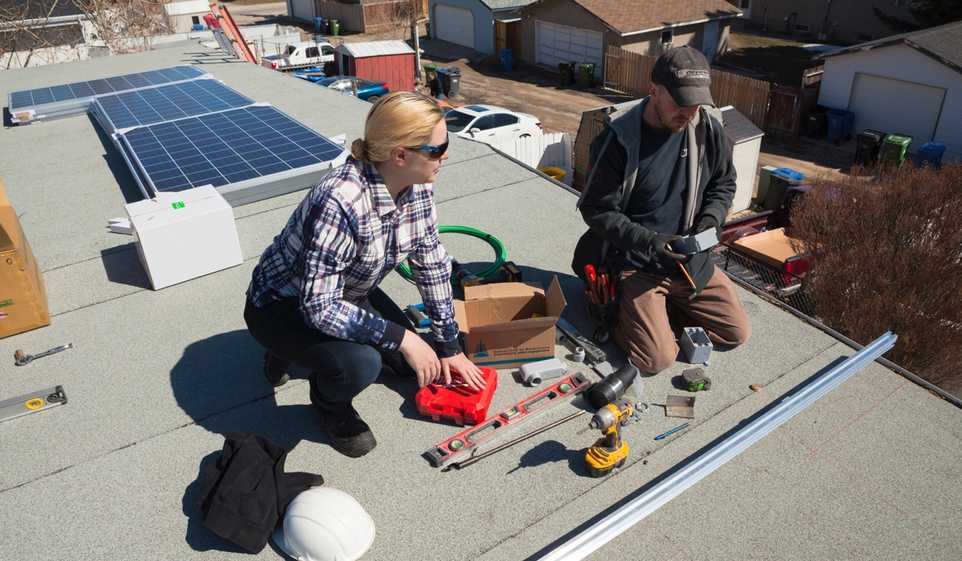 A pair of roofers with an Arizona business license works on a project.