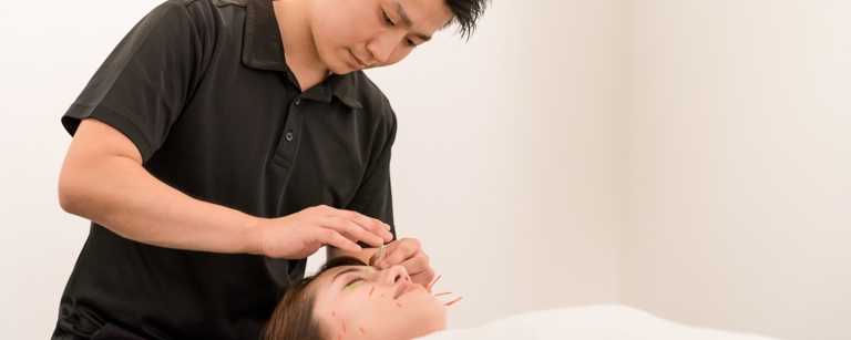 Male acupuncturist works on client