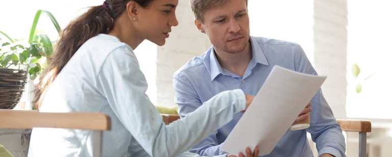 A nutritionist discussing a plan with a client