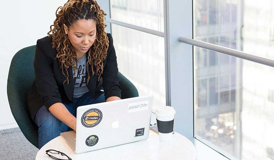 Learn how to become a real estate agent, like this entrepreneur at her laptop!