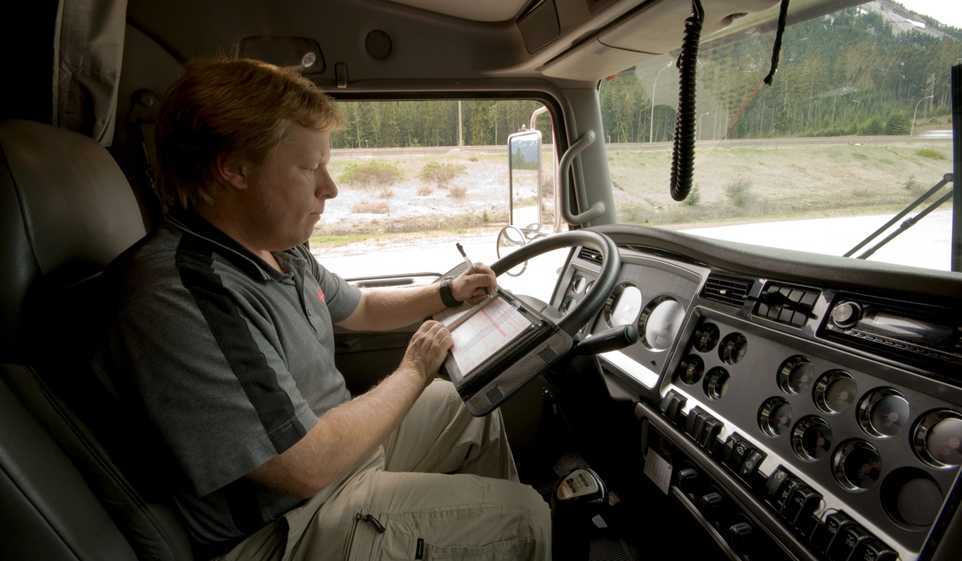 A delivery driver applies for his Oregon business license.