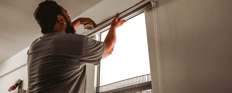 Contractor hangs blinds