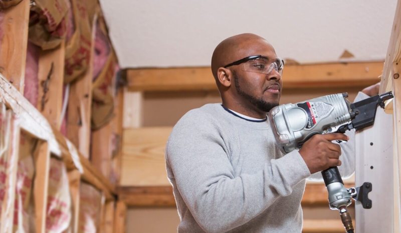 A contractor who owns a Kentucky contractor’s license is working on a house project