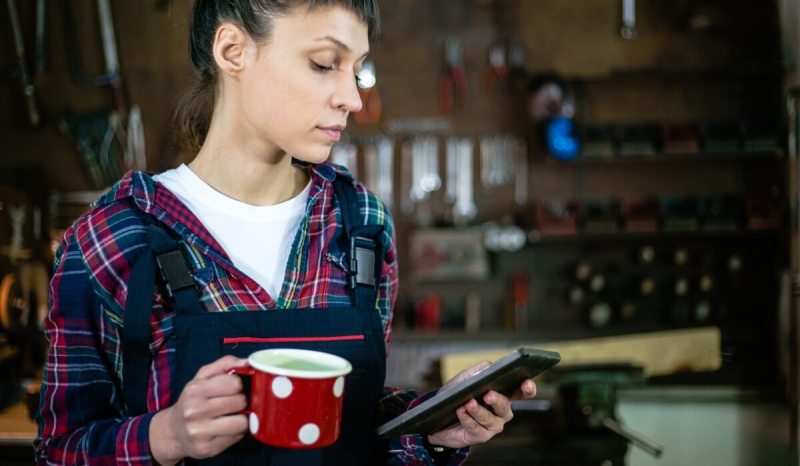 A business owner sends out a project estimate template on her phone.