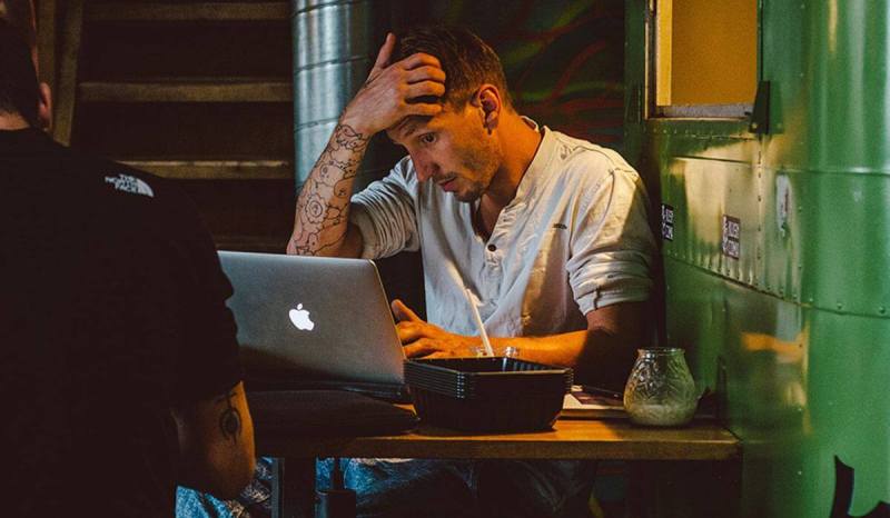 Dealing with customer complaints can be stressful, like this entrepreneur is discovering. Fortunately, our advice can help!
