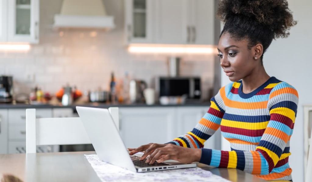 A small business owner is applying online for her California business license.