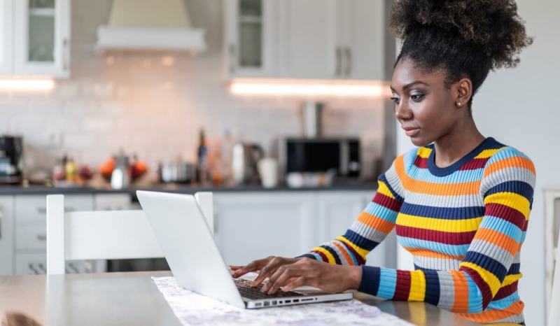 A small business owner is applying online for her California business license.
