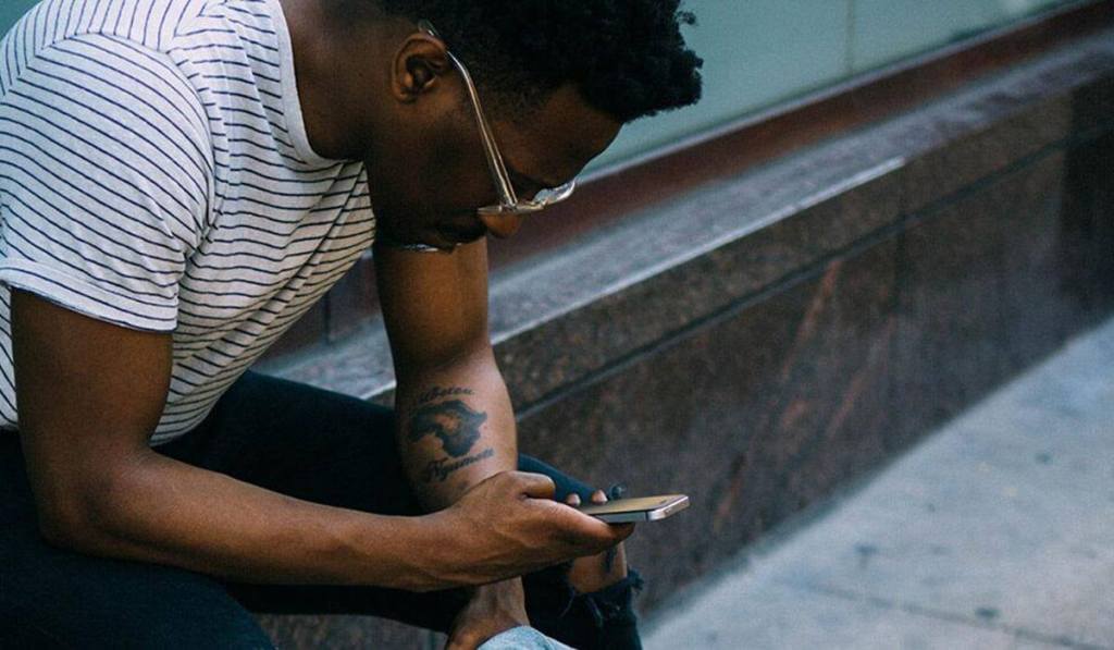 A handyman looking for handyman jobs online