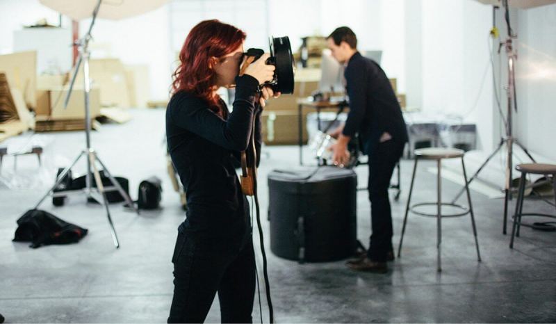Setting prices for your photography business can help set you up for more work, like this photographer is discovering at her photoshoot.
